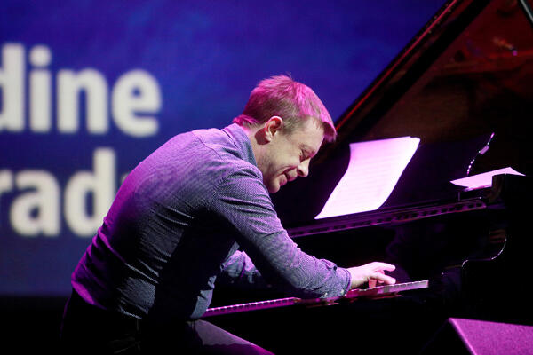 Ovo je ćerka Matije Dedića: Lepa je kao lutka, isto se bavi muzikom, a o svojoj bolesti je javno govorila! (FOTO)