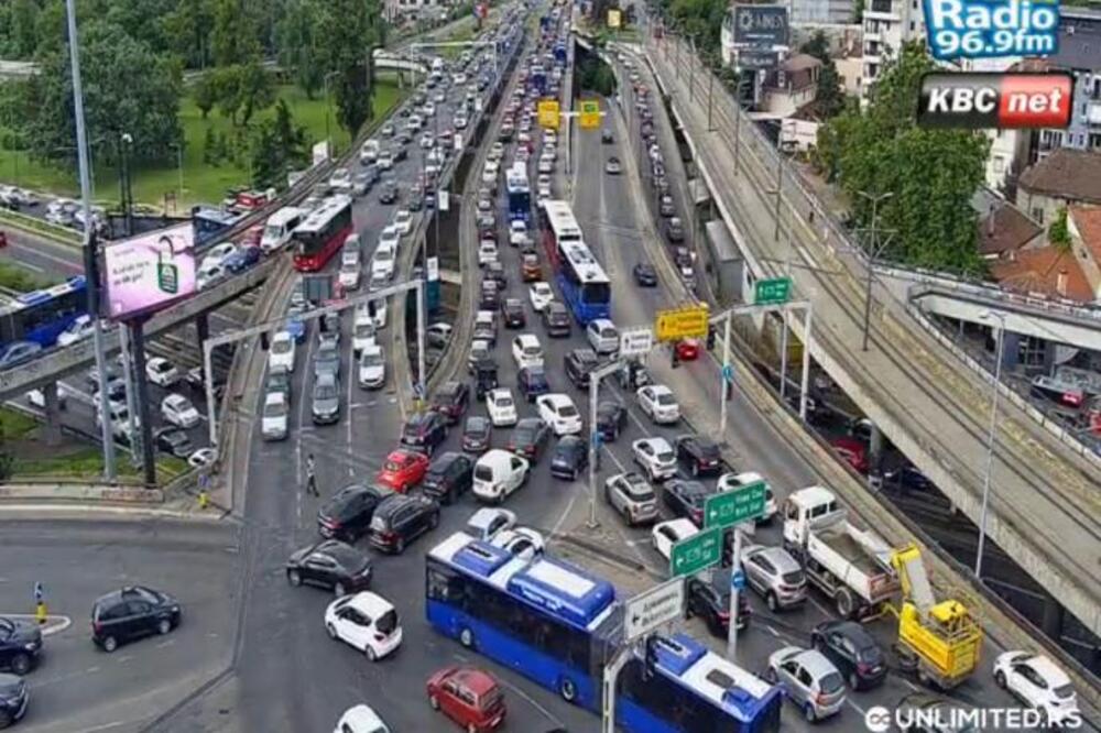 Ogromne gužve od jutros u Beogradu: Kolaps na Autokomandi, kolona vozila u Takovskoj, a ovde je najgore (FOTO)