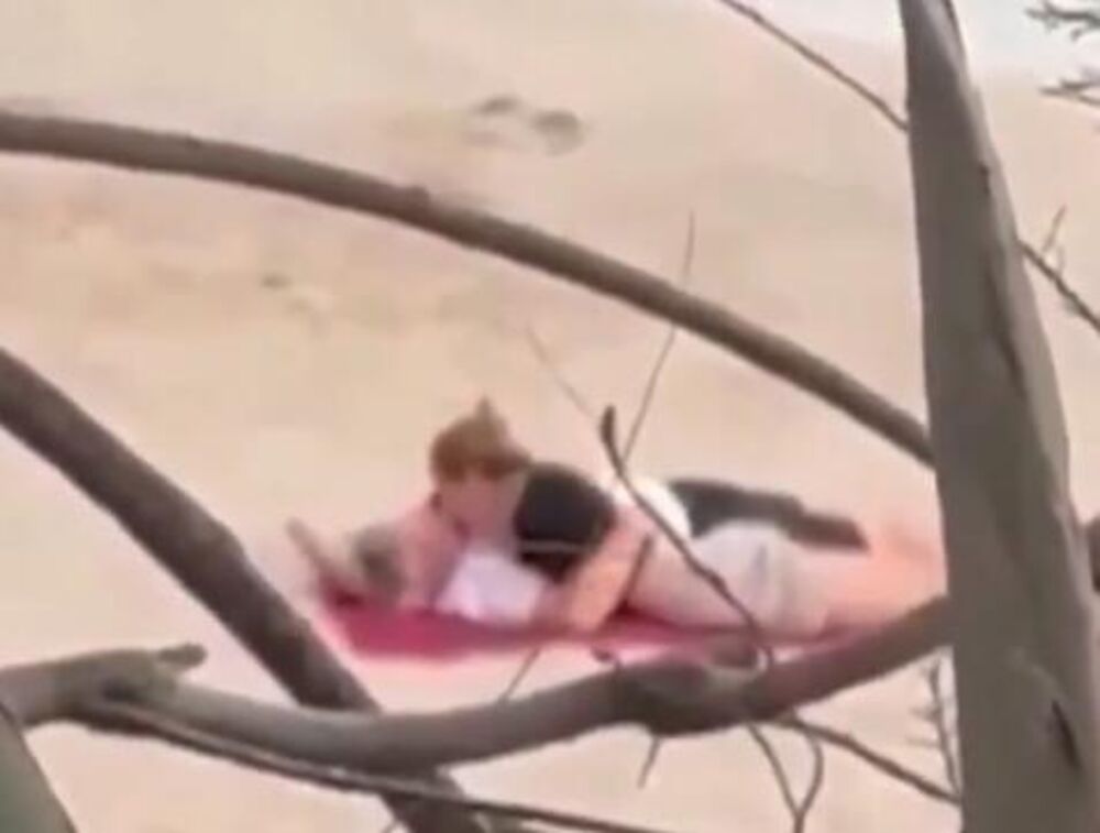 Bastijan i SIlva se maze na plaži