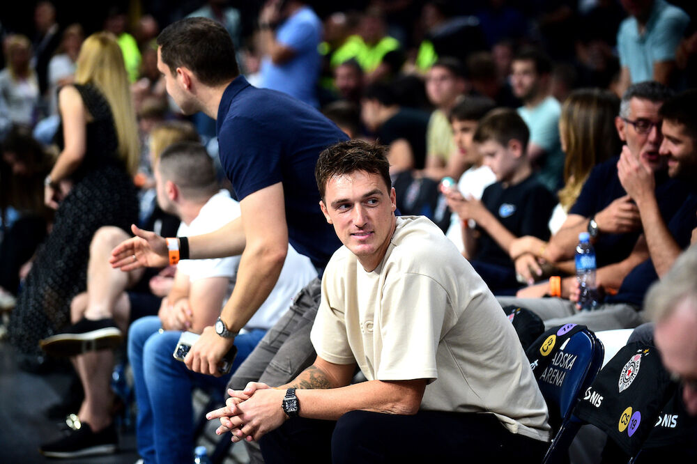Danilo Anđušić, košarkaš Dubaija, a nekadašnji igrač Partizana prati utakmicu u Beogradskoj areni