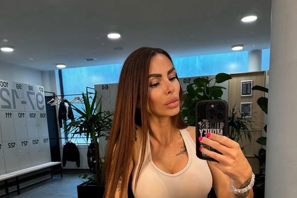 Tamara šokirala stajlingom u crkvi: Glavu je pokrila, ali dole sve seva