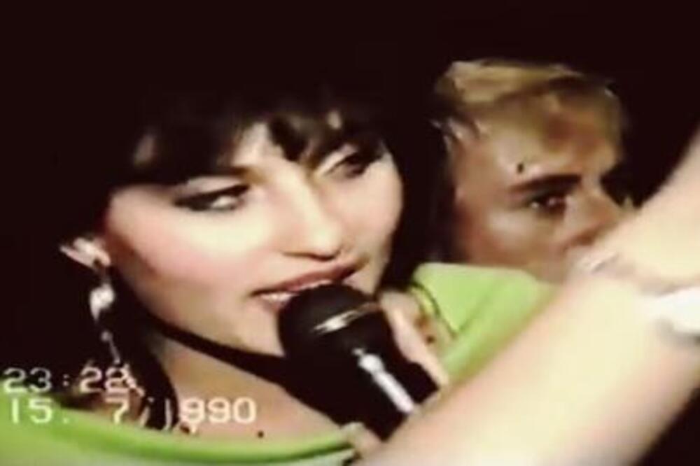 Ni nalik na zvezdu! Osvanuo snimak Cece dok peva pod šatorom u selu! Teško da ćete je prepoznati u ovom izdanju