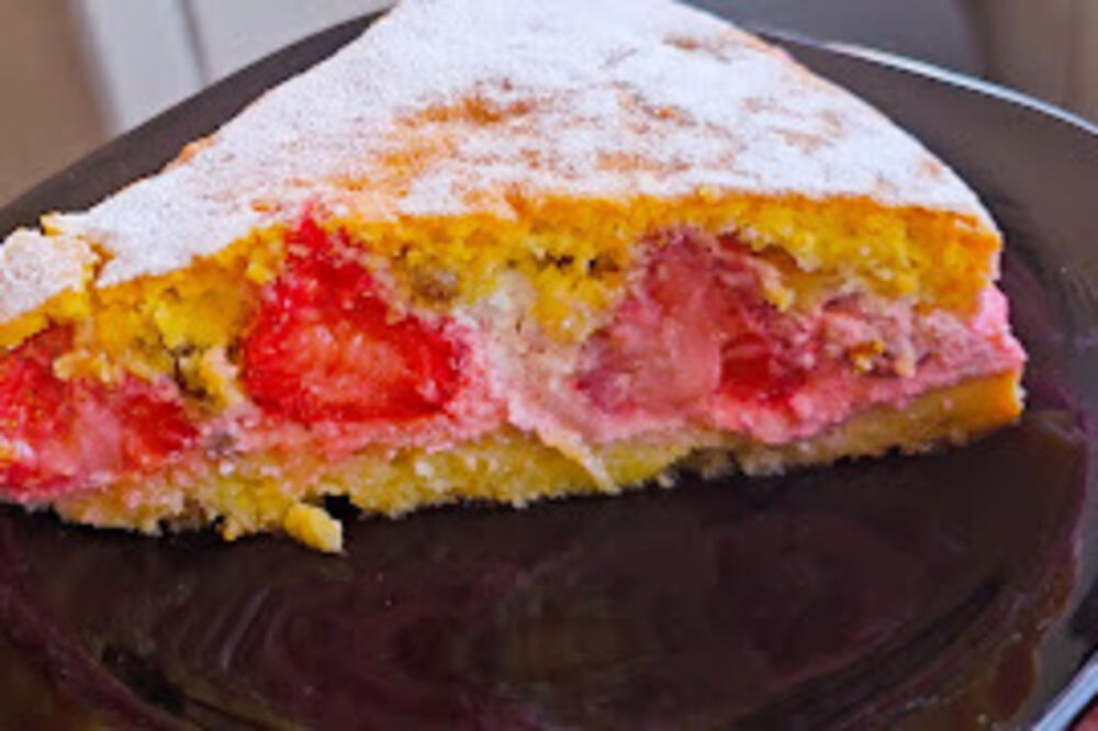 Ovaj kolač sa jagodama se smatra jednim od najlepših! Od kombinacije krema, biskvita i voća ide voda na usta