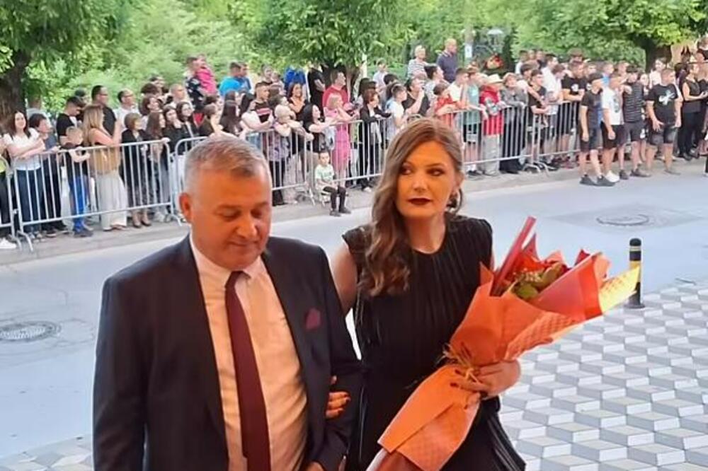 Maturantkinja iz Vranja oduševila Srbiju, slika obišla zemlju: Ušla na gala veče u dresu Partizana, a komentari...