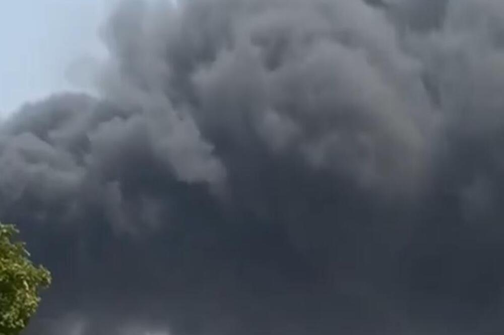 Prvi snimci sa mesta pada aviona koji je leteo za London: Srušio se na naseljeno područje - strašne scene! (VIDEO)