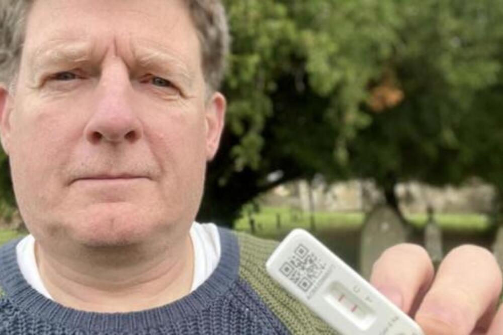 Prvo je krenuo kašalj, a onda je sve postalo čudno! Čovek se zarazio novim sojem korone - ovo ga je baš uništilo!