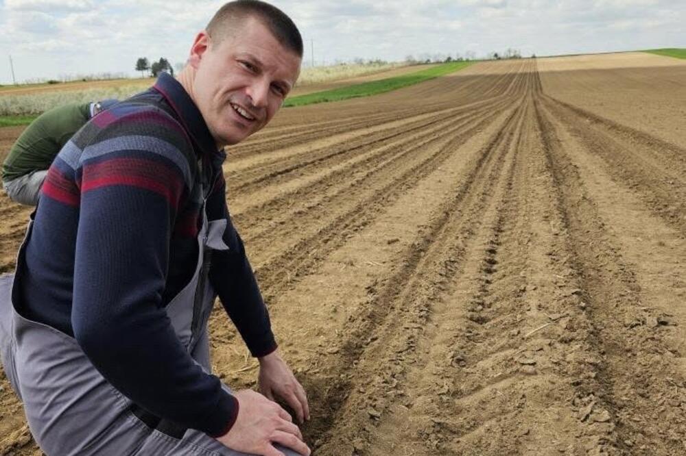 Goran orao njivu, pa pronašao prastari novčić: Neverovatno otkriće u selu Rivica! (FOTO)