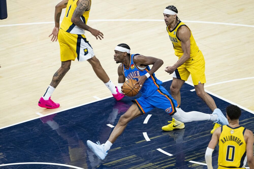 Šej Gildžus-Aleksander (u plavom dresu)