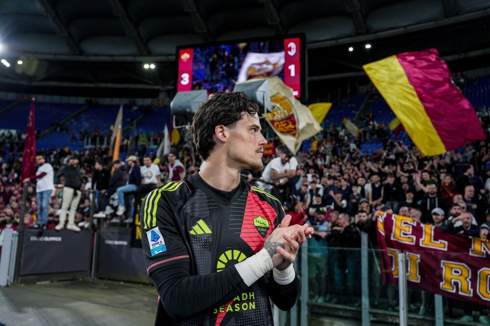 Mile Svilar pozdravlja navijače Rome