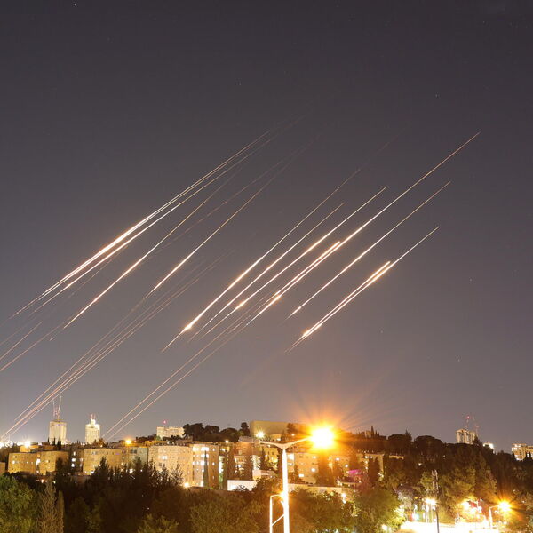 Počela odmazda Irana, projektili lete ka Izraelu! Zavijaju sirene, ljudi beže u skloništa