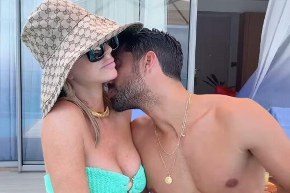 Za nju kažu da mu je kao MAMA! Veza starlete i fudbalera na meti zlih jezika, oni golotinjom lupaju kontru