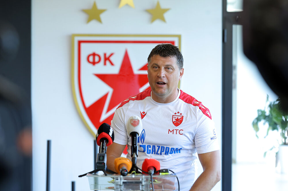 Vladan Milojević, trener Crvene zvezde na prozivci