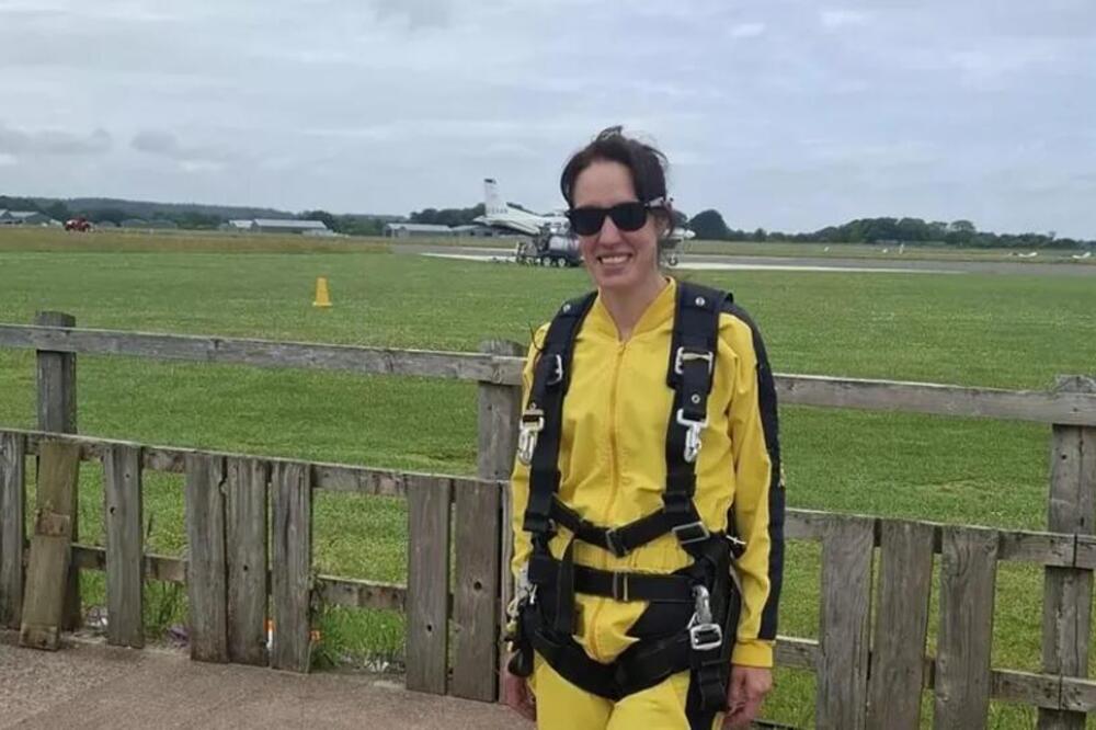 ''Video sam da se jedan padobran nije otvorio...'' Žena skakala padobranom, pa poginula pred očima svog sina!