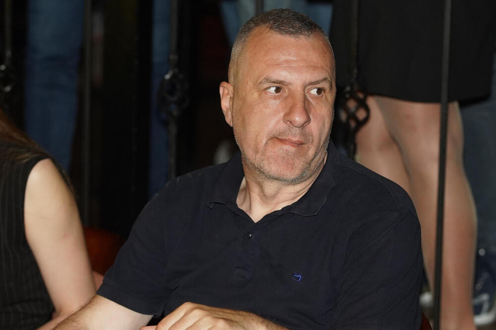 Voditelj na terenu doživeo srčani udar! Evo koje simptome je osetio - Pop umalo nije završio kobno zbog ovoga