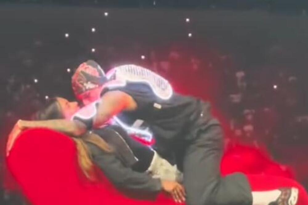 Zar smo ovo morali da vidimo? Pevač polegao devojku iz publike, pa simulirali se*s, snimak zgrozio narod