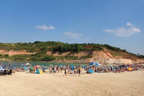 Na svega sat vremena od Beograda krije se srpsko "more"! Tirkizna boja vode, divlje plaže, a jedno je baš posebno