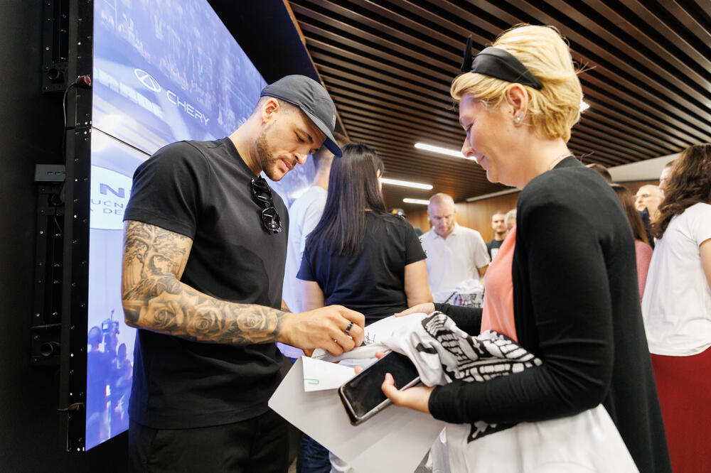 Košarkaši Partizana posetili Poslovni centar NIS-a u Beogradu