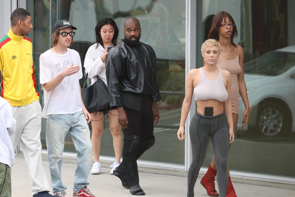 Jel mu ovo bivša ili sadašnja? Preslikana bogata moćnica i to u sramotnom izdanju - gola po ulici šeta bez blama