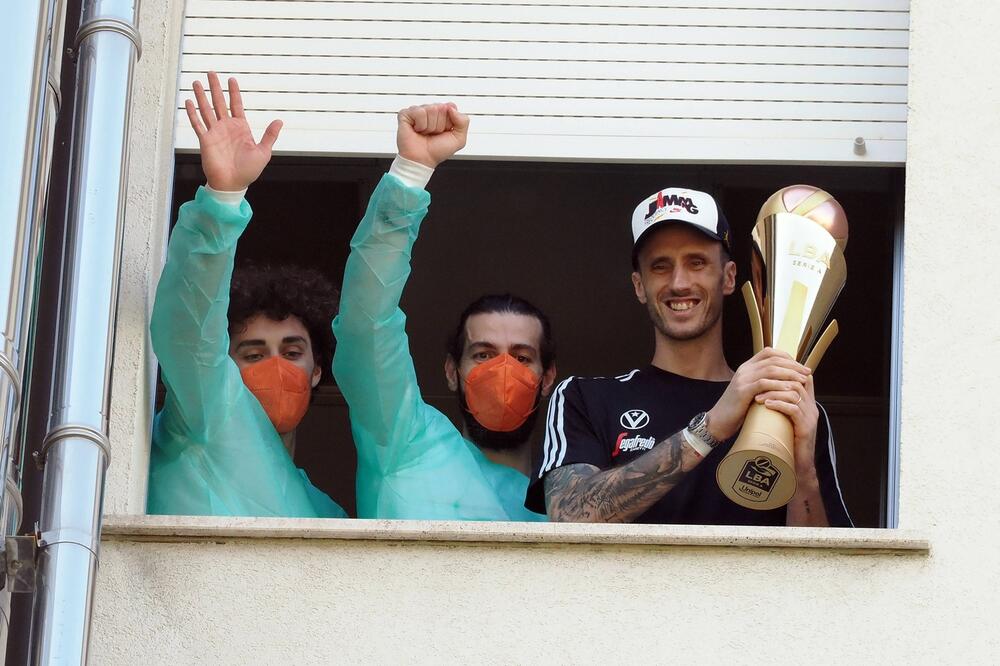 Ceo svet gleda i plače: Slavlje nije moglo da prođe bez Polonare, pojavio se na prozoru bolničke sobe...