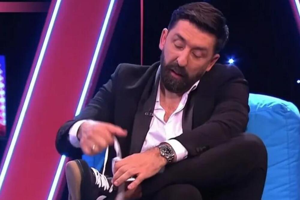 Ko je ovo video na Pinku, onesvestio se! Ognjen se izuo usred lajva, pa pokazao šok prizor sa stopala