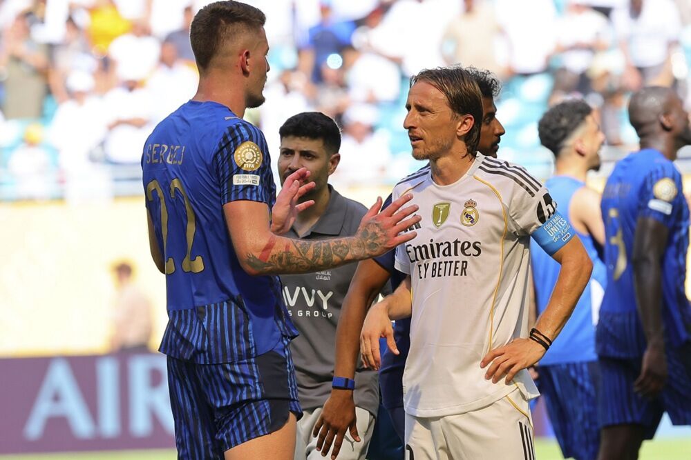 Razgovor Sergeja Milinkovića-Savića i Luke Modrića posle utakmice Al Hilala i Real Madrida