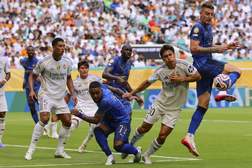 Sergej Milinković-Savić (desno) na utakmici Al Hilala i Real Madrida