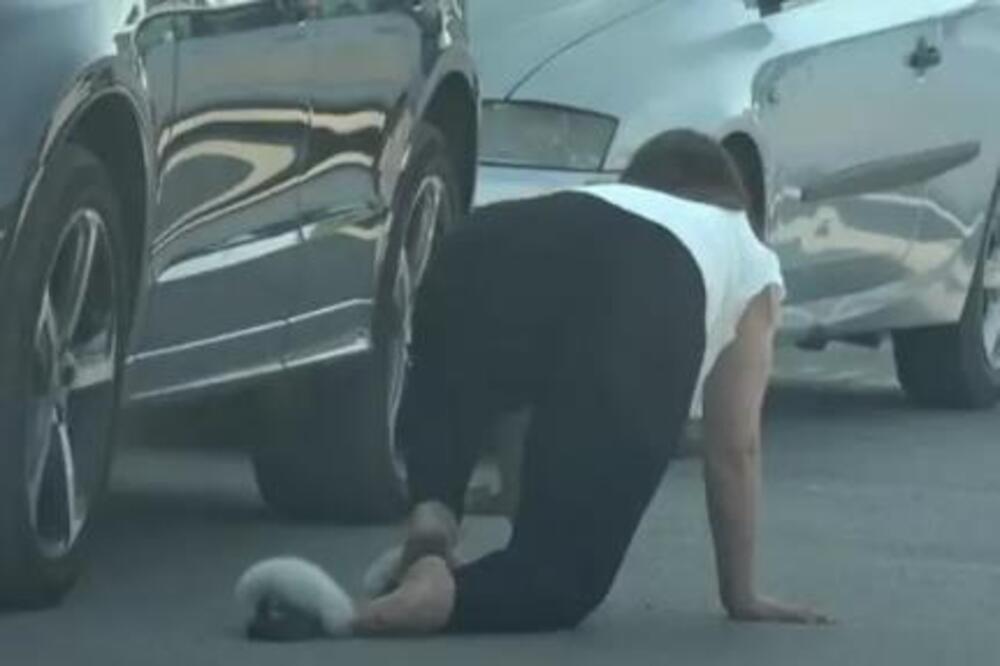 Uznemirujući snimak Miljane Kulić! Pada po ulici, pa jedva ustaje, otac je pridržava, prizor je zabrinjavajući