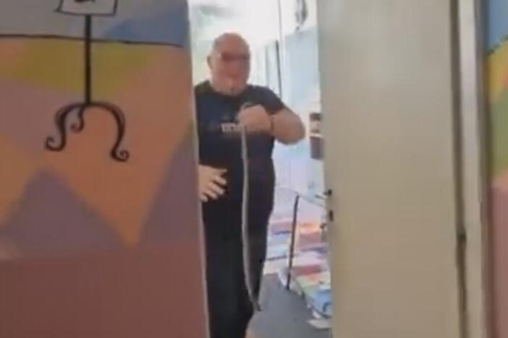 Panika u školi u Srbiji, zmija ušla u učionicu: Reptil gmiže uza zid, građani u panici (VIDEO)