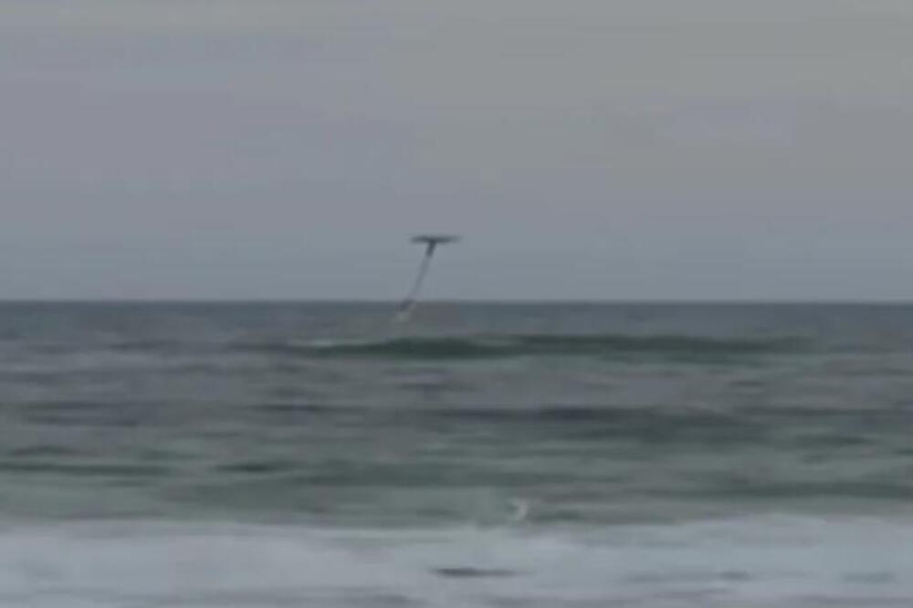 Devojčicu uhvatila morska struja, počela da se davi, a onda je naišao on... Svet bruji o potezu ovog čoveka, šok!