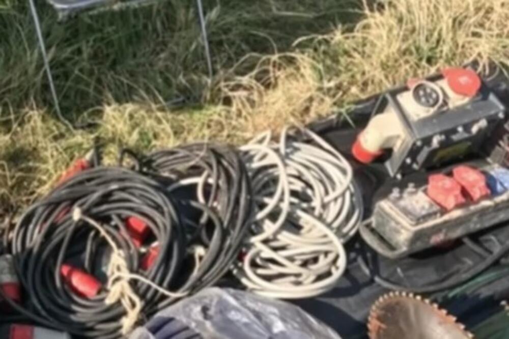 Šta sve može da se kupi za 2.000 dinara: Muškarac na buvljaku u Pančevu pazario pravo blago! (VIDEO)