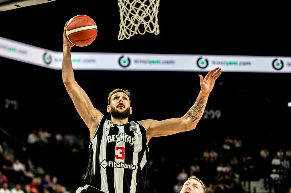 Uroš Plavšić u dresu Bešiktaša