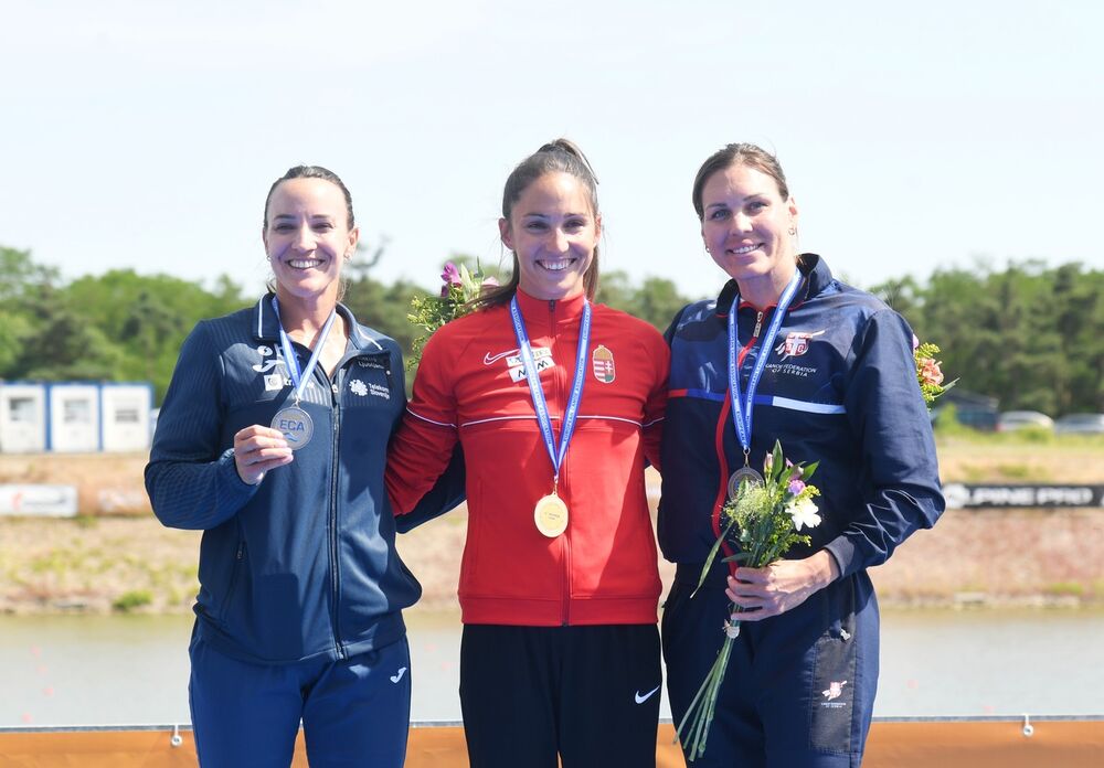 Milica Novaković (desno) sa bronzanom medaljom na Evropskom prvenstvu