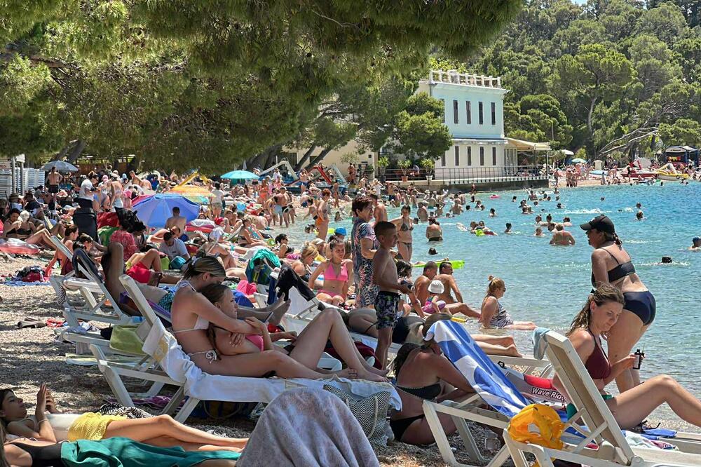 Ležaljke 16 evra, pivo i kugla sladoleda skoro 4, a cipele za vodu... Hrvati deru po ušima, pazite samo ove CENE!