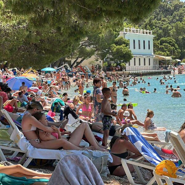 Kafa 2.5, točeno pivo 4, a tanjir domaće supe... Popularno letovalište u Hrvatskoj puno - šibica nema gde da padne