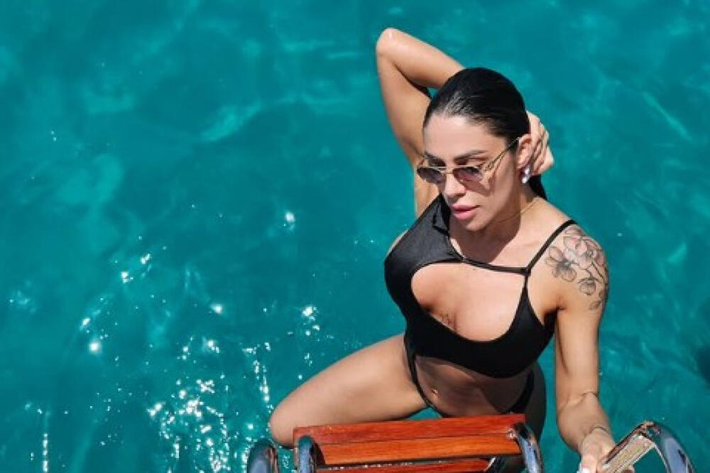 Minijaturni bikini jedva sakrio intimu: Fotke sa jahte uzdrmale muški rod, ne zna se s koje strane je bolja