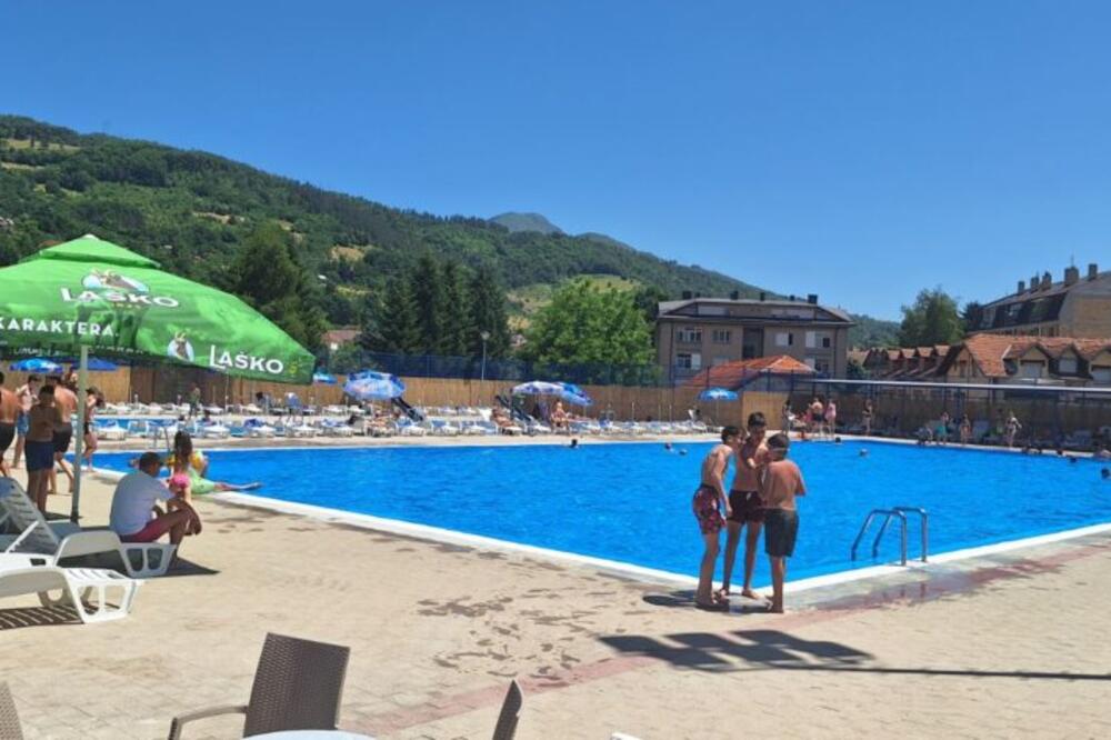Njima ne treba more: U ovom gradu cena bazena je samo 300 dinara, a u ponudi imaju dnevne i noćne žurke