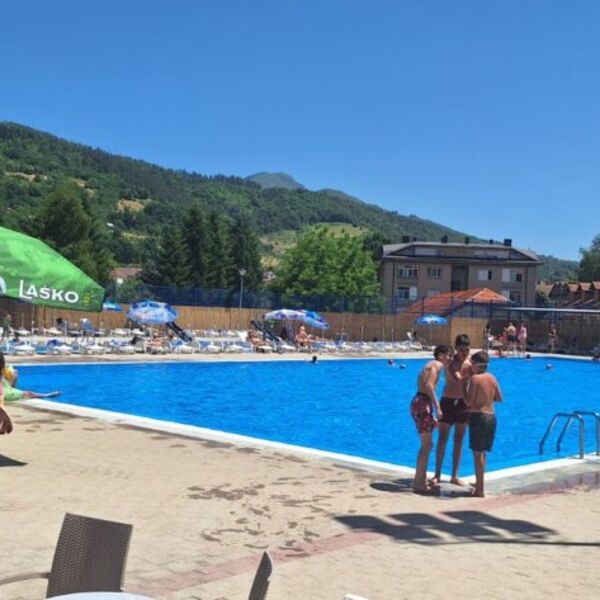 SRPKINJA VERICA ŠOKIRALA LJUDE NA BAZENU! Objavila šta je jedna osoba izgubila, ljudima masovno bila MUKA, odvratno