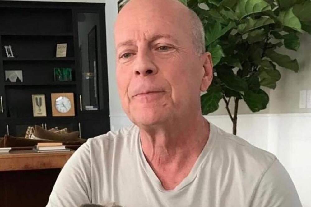 Objavljene najbolnije slike dementnog Brusa! Korisnici tvrde da nisu za instagram, sve gori od reakcija