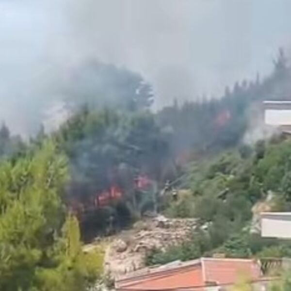 Makarska u plamenu: Opet gori u Dalmaciji, vatrogaci su na terenu, pretili komšijama katastrofa? (VIDEO)