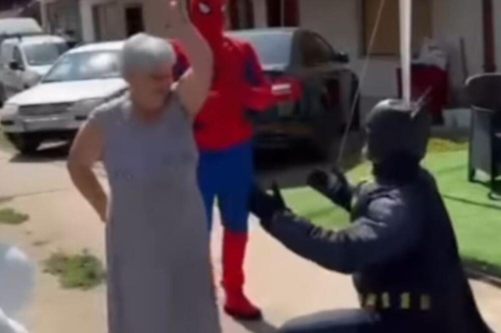 Betmen i Spajdermen igraju uz narodnjake! Video iz Srbije postao HIT, u sve umešana baka! Ljudi, plakaćete od smeha
