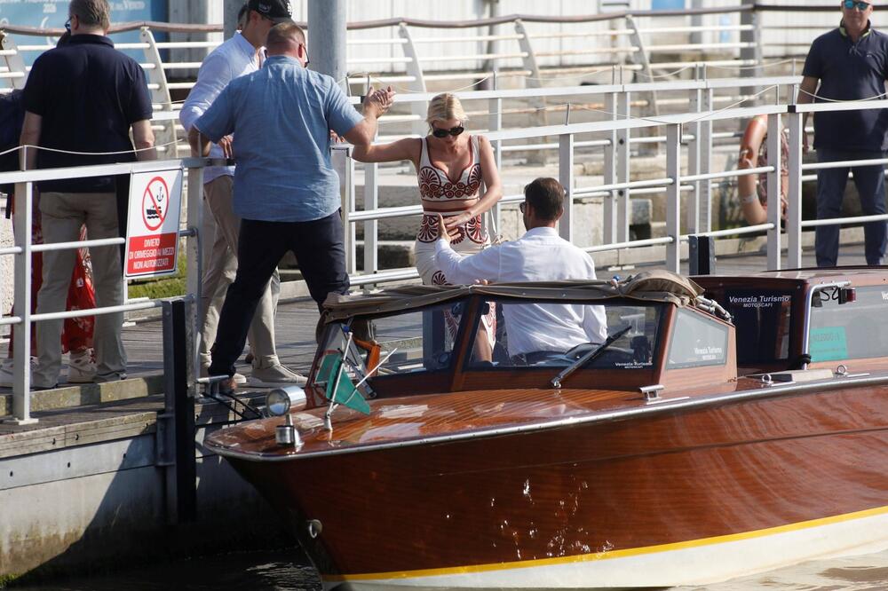 Samo što ne pukne! Ivanka Tramp raspalila maštu, utegla se u nikad užu suknju! Svaka oblina se ocrtala, au! (FOTO)