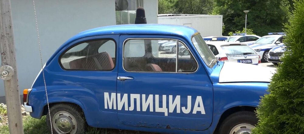 Parkidan fića ispred policijske stanice u Prijepolju