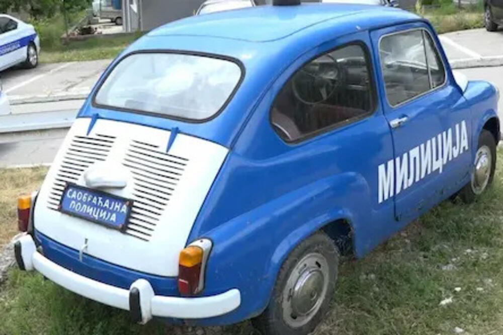 Ovaj auto je nekad bio strah i trepet: Milicijska fića postavljena ispred policije u Prijepolju, glavna atrakcija