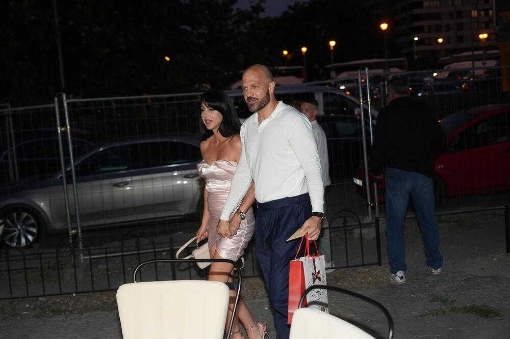 Bane, jesi li to ti? Čoveka nema šanse na prvu da prepoznate - a Srbi dugo brujali o njemu, od PLAVUŠANA do ĆELE