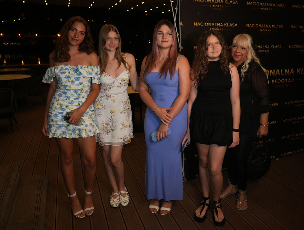 Nika i Atina na mamimon nastupu