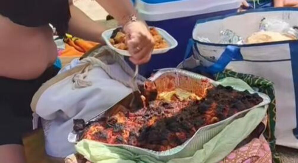 Žena vadi musaku na plaži