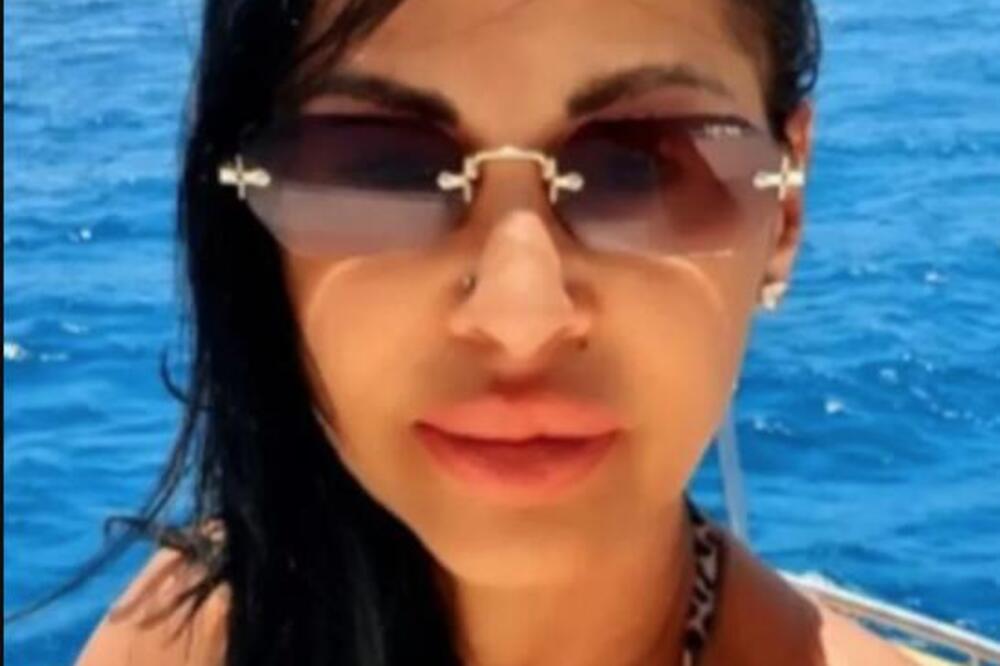 Niko živ ne bi provalio da se razvela! Izvadila silikone pa se skinula, pogled na golo telo pari oči