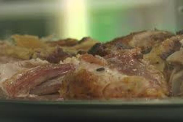 Ostalo vam je pečenje od Nove godine, svinjski but, plećka ili narezano? Samo ga prelijte ovim, i biće sveže dugo!