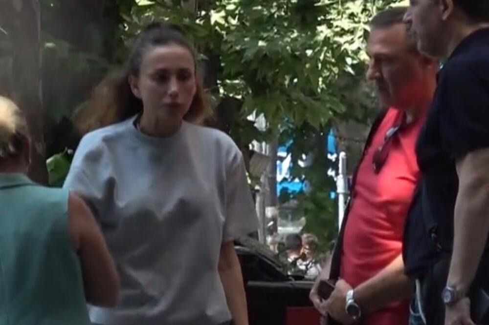 Da li je pošla ili došla? Raščupana Emina snimljena u šok izdanju, pa usred Beograda navalila na ovo