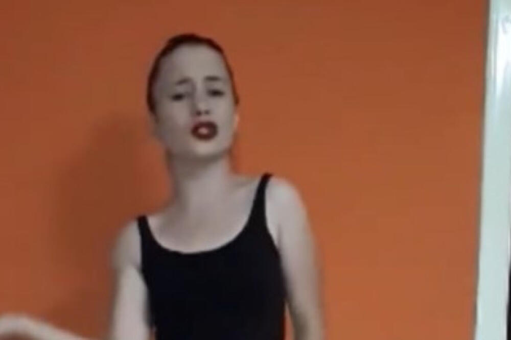 Da li znate ko je devojčurak sa fotografije? Sada hara estradom i neprepznatljiva je, mami uzdahe gde god se pojavi